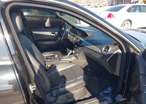 2013 Mercedes-Benz C 250 Sport z USA, uszkodzony, nr VIN WDDGF4HB4DR241724